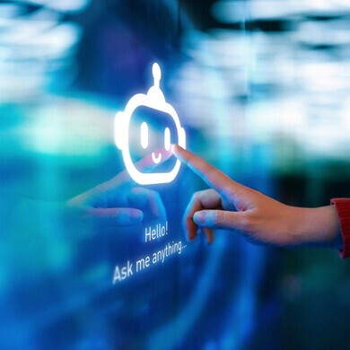 Giovane donna davanti a un display digitale illuminato in città. Interagisce con un chatbot di intelligenza artificiale su schermo digitale. Tecnologie VR e AR, assistente virtuale, innovazione e tecnologia Giovane donna in città interagisce con un assistente virtuale su display digitale, concetto di intelligenza artificiale, realtà virtuale e innovazione tecnologica.