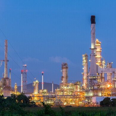 Raffineria illuminata durante la notte