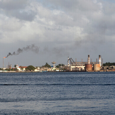 Impianto di raffinazione situato vicino alla costa