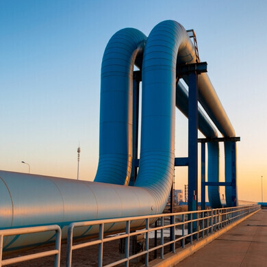 Tubi blu diretti verso una raffineria di petrolio Tubi blu che conducono a una raffineria di petrolio.