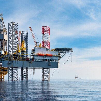 Piattaforma petrolifera Jack Up in mare aperto per estrazione di petrolio e gas, simbolo dell’industria energetica offshore.