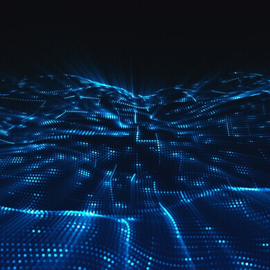 Percorsi di luce intrecciati su fondo scuro, simbolo di connettività.