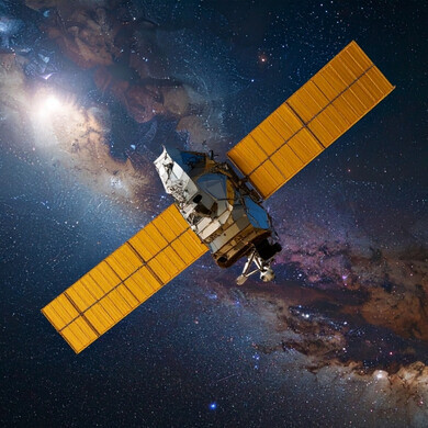 Satelliti in orbita per trasmissioni globali Illustrazione o fotografia di satelliti in orbita terrestre, utilizzati per telecomunicazioni e trasmissione dati.