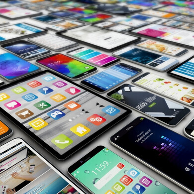 Fotografia di più dispositivi elettronici, inclusi tablet, smartphone e altri apparecchi collegati.