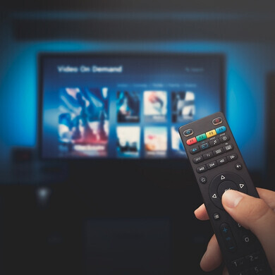 Un servizio di streaming che permette di guardare contenuti televisivi a scelta, direttamente su un dispositivo digitale.