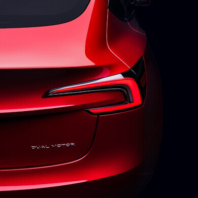 Inquadratura frontale o laterale di una Tesla Model 3 Premium rossa, evidenziando design esterno e finiture.