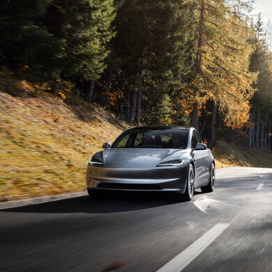 Immagine di una Tesla Model 3 Premium grigia, con dettagli di carrozzeria e cerchi visibili.