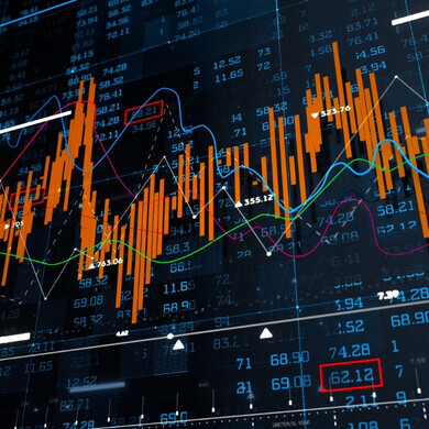 Immagine ravvicinata di tessuti di vari colori arrotolati e disposti in fila o a gruppi, mostrando trama e consistenza.