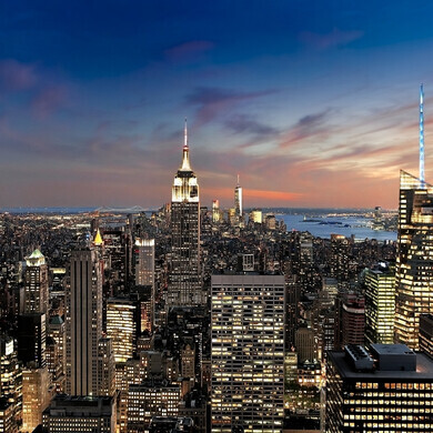 Il Toro di Wall Street, simbolo di forza e prosperità, attira visitatori che si fermano a toccare la sua lucentezza, in cerca di