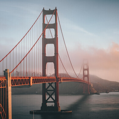 Scatto laterale del Ponte di Brooklyn che collega Manhattan a Brooklyn, con traffico e pedoni.