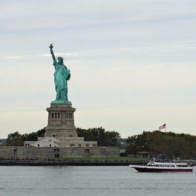Il profilo iconico dello skyline di New York, con il famoso Empire State Building che svetta tra le nuvole