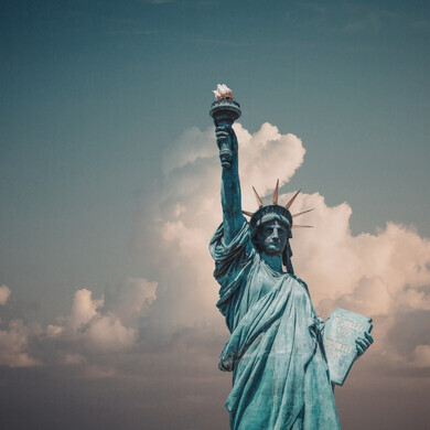 Dettaglio della Statua della Libertà, concentrandosi su volto e torcia.