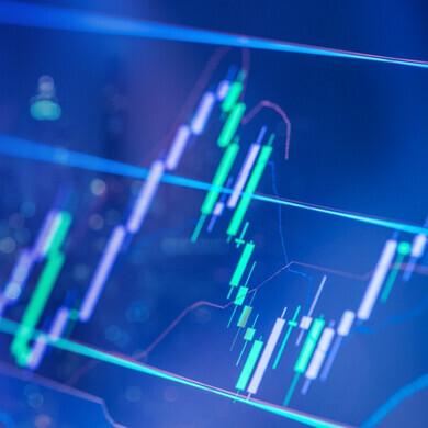 Grafici a candele su sfondo blu con andamento dei prezzi