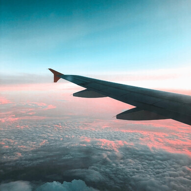 Aereo che sorvola le nuvole alle prime luci dell’alba