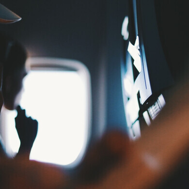 Dettaglio di un passeggero seduto a bordo di un aereo