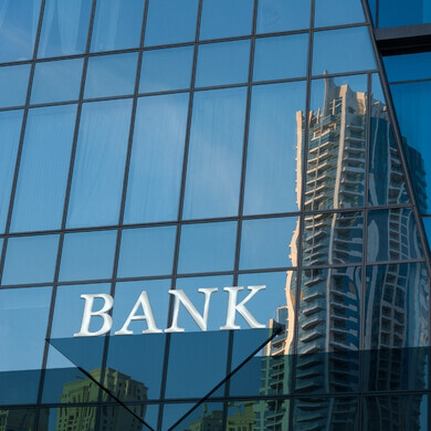 Vetrata esterna di una banca Vetrata esterna di un edificio bancario