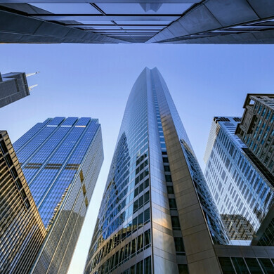 Edificio per uffici moderno nel cuore del quartiere finanziario di Chicago, con facciate in vetro e architettura contemporanea.