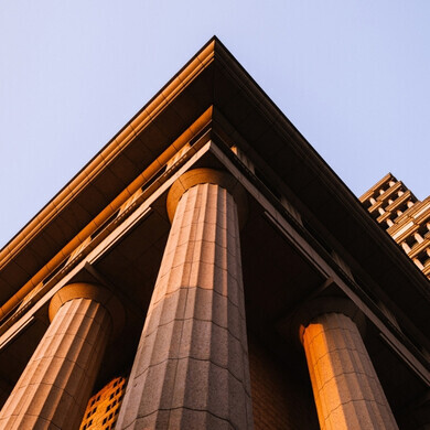 La bandiera americana sventola orgogliosa davanti a un campo di grano dorato, simbolo di libertà e prosperità