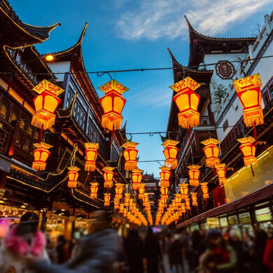Strada in Cina decorata con elementi tradizionali