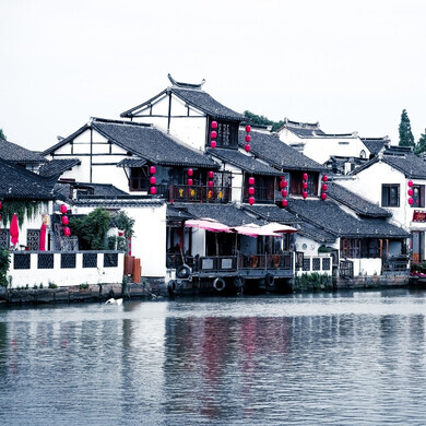 Scorcio della città antica di Zhujiajiao con canali e ponti