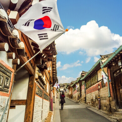 Bandiera della Corea che sventola su edifici tradizionali