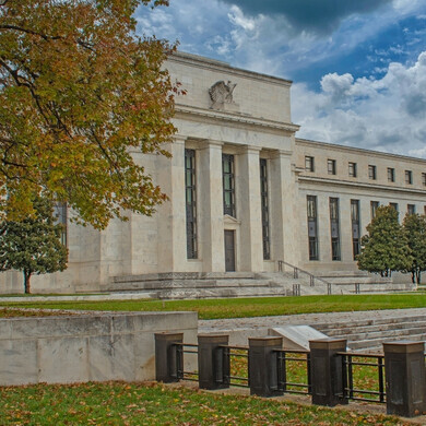 Inquadratura laterale dell’edificio della Federal Reserve, con facciata e ingresso principali visibili.