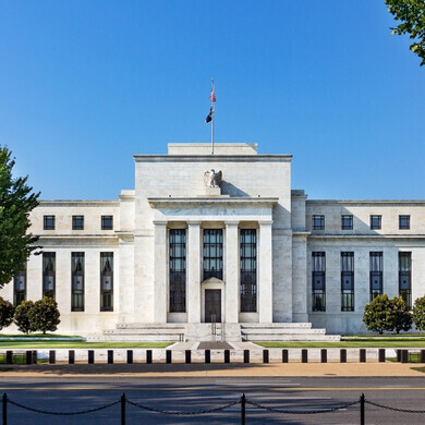Scatto dell’edificio principale della Federal Reserve, mostrato nel contesto urbano circostante.