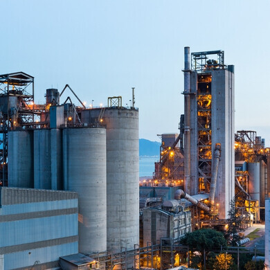 Vista di uno stabilimento produttivo con capannoni e macchinari esterni