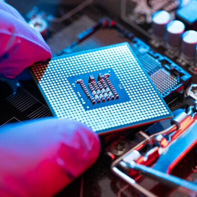Primo piano di un socket CPU su scheda madre di computer.
