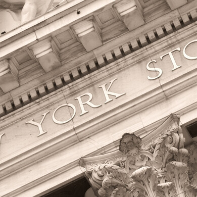 New York Stock Exchange Facciata del New York Stock Exchange con colonne e bandiere USA