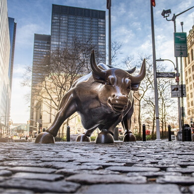 Iconica statua del toro simbolo di Wall Street vista dal davanti, su base in bronzo