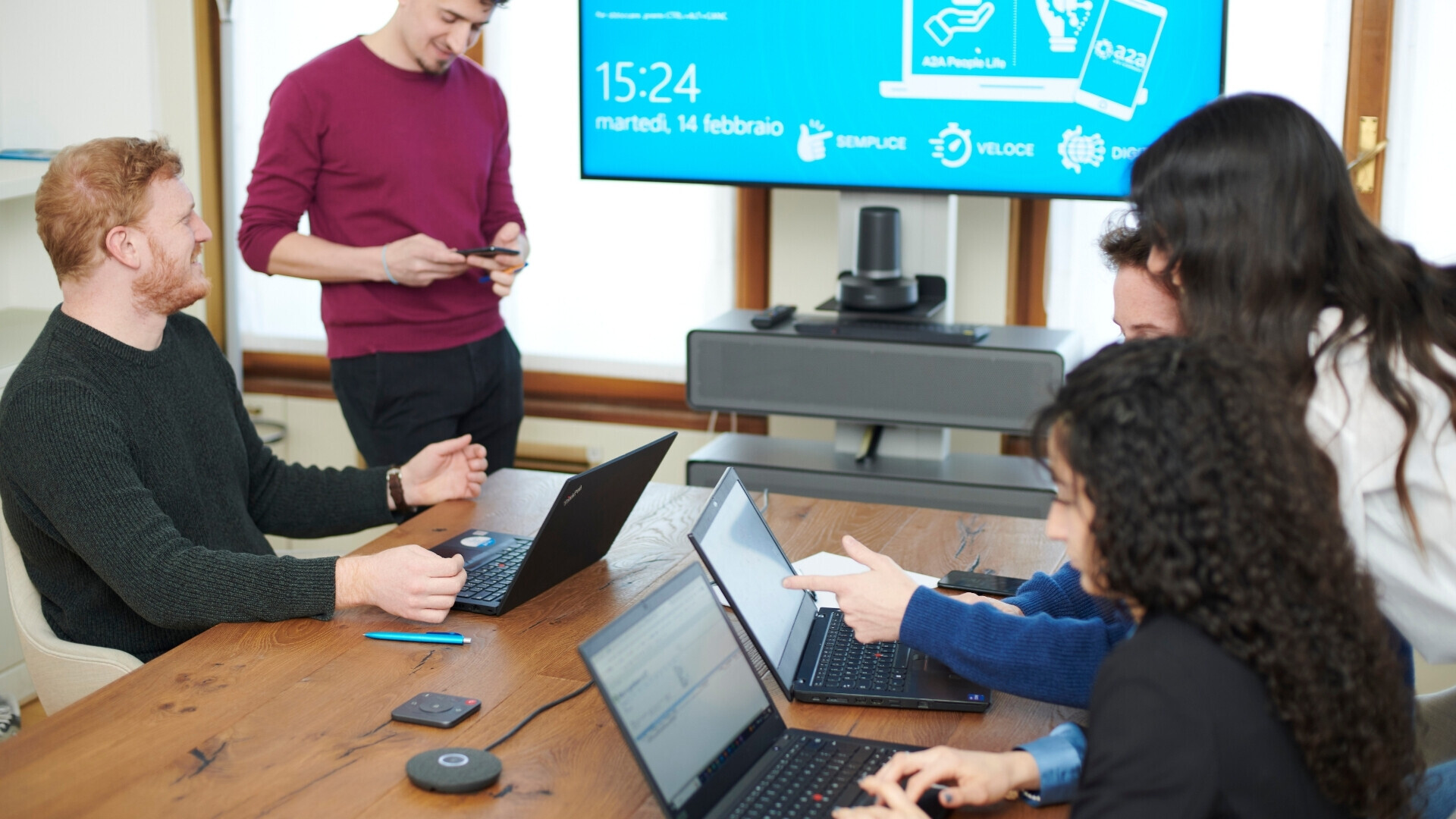 Uffici a2a 2 Personale in sala riunioni per un meeting