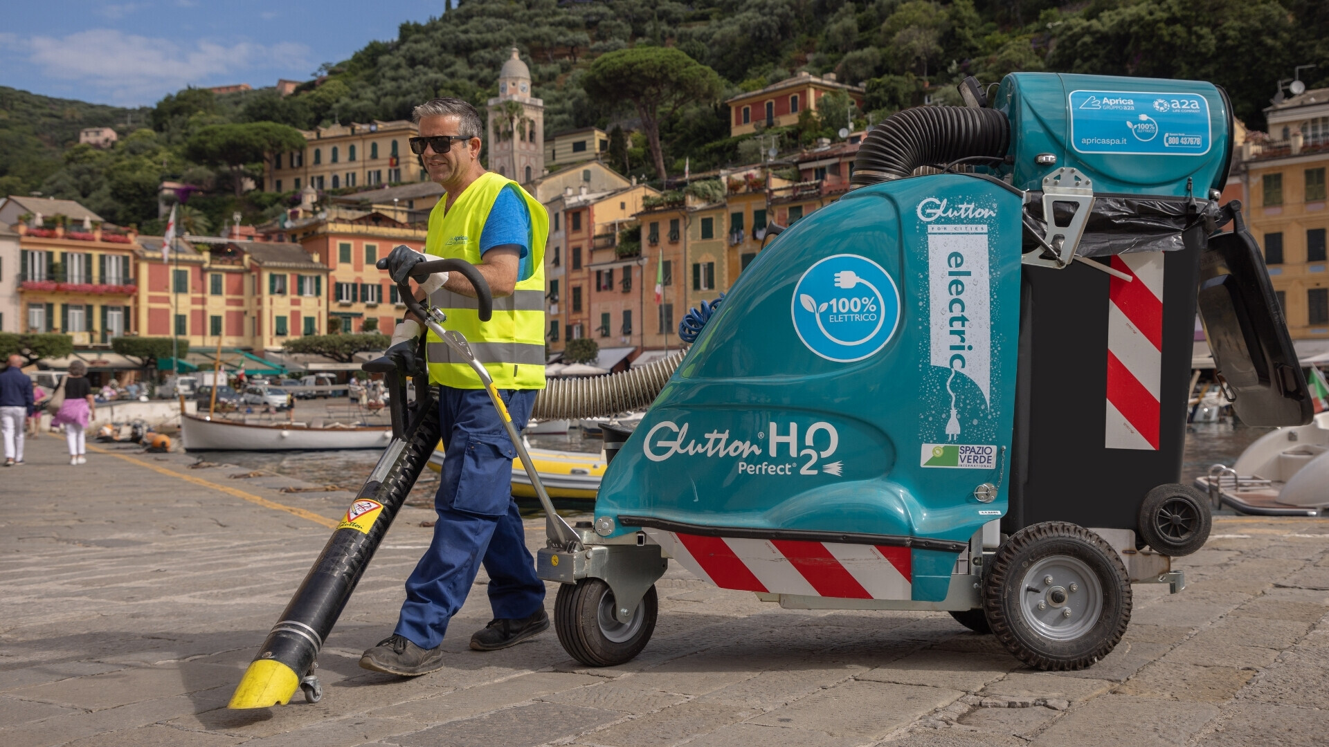 Aprica a2a 2 Operatore Aprica al lavoro per pulizia