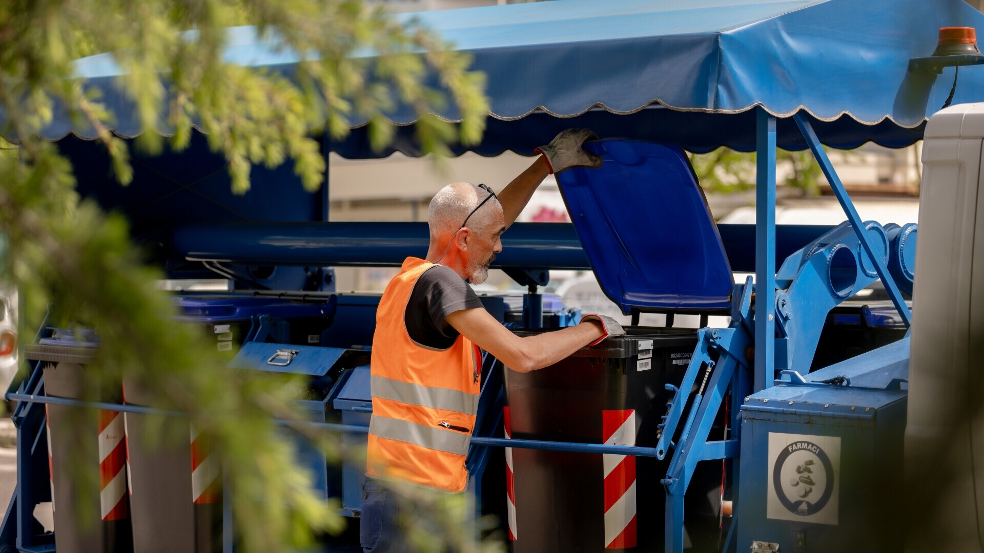 Operatore Aprica raccolta differenziata