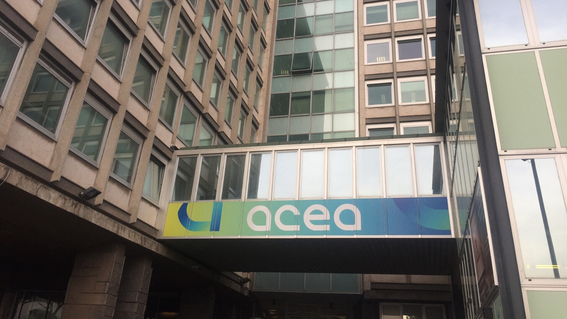 Dettaglio dell’ingresso principale di Acea, con logo e accesso principale.