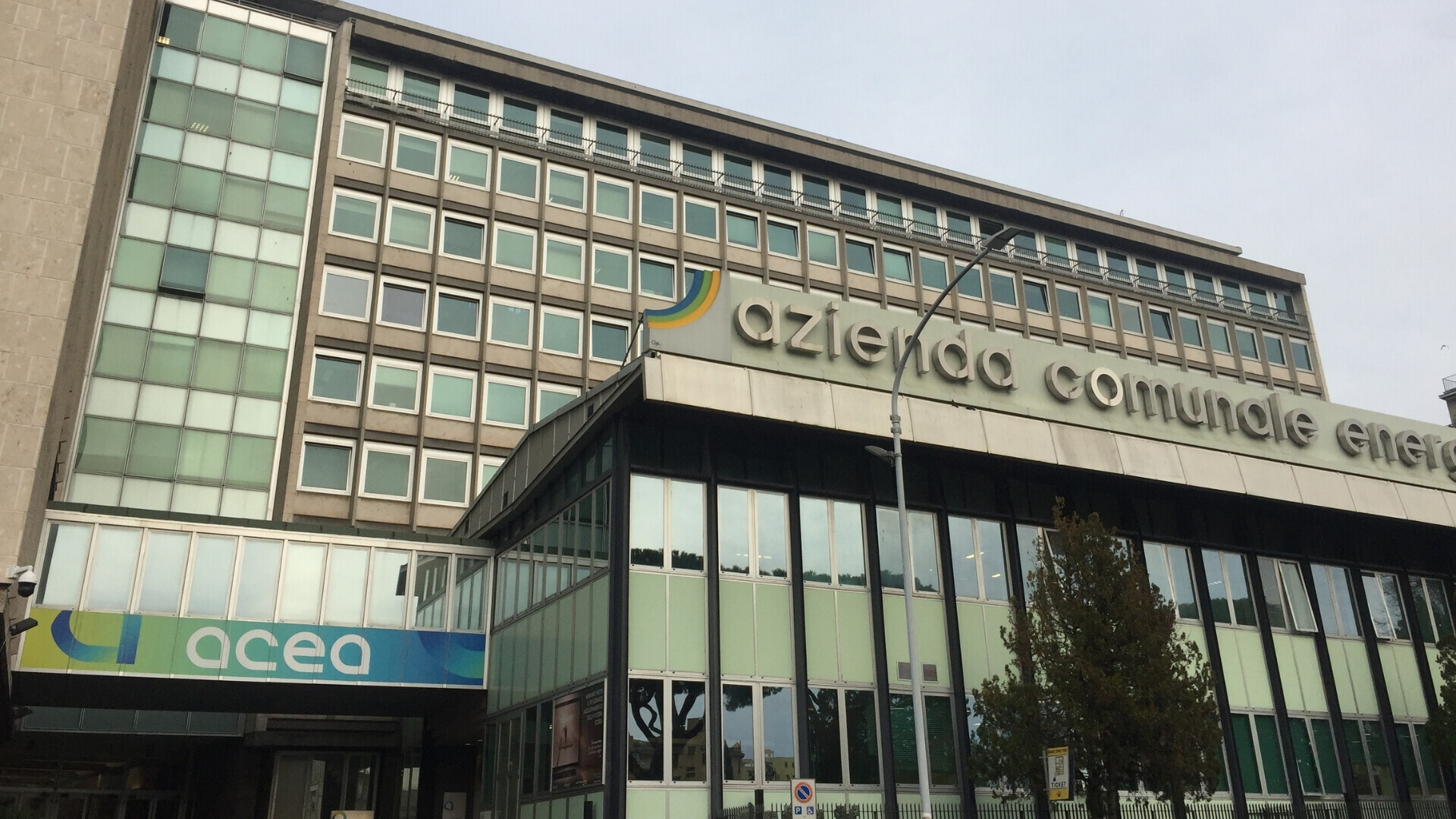 Veduta dell’edificio di Acea, azienda municipale che gestisce energia e ambiente a Roma.