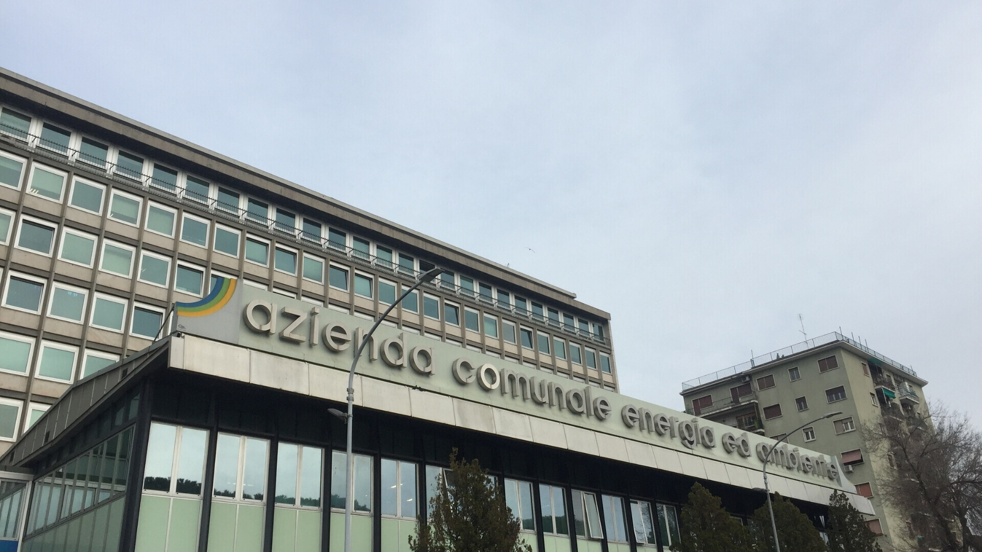 Vista della sede centrale di Acea nella capitale, mostrando l’intera struttura.