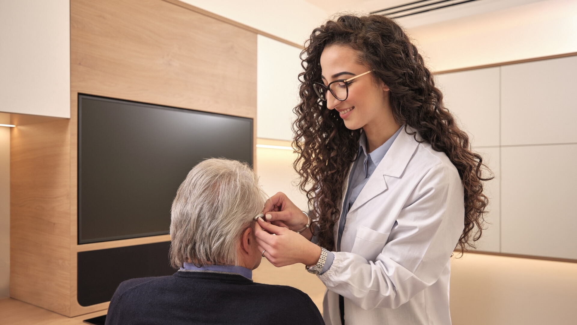 Paziente e specialista Amplifon durante la prova di un apparecchio acustico