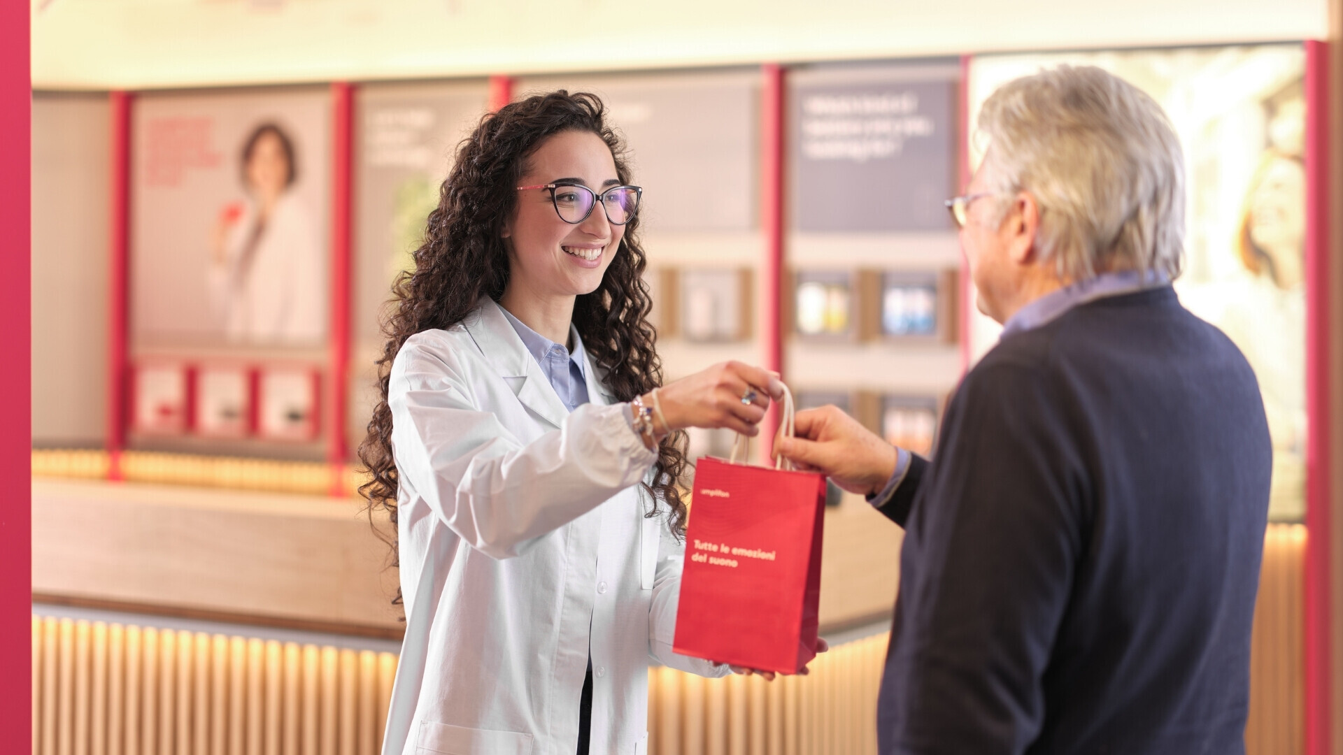 Consegna di un prodotto Amplifon ad un cliente 