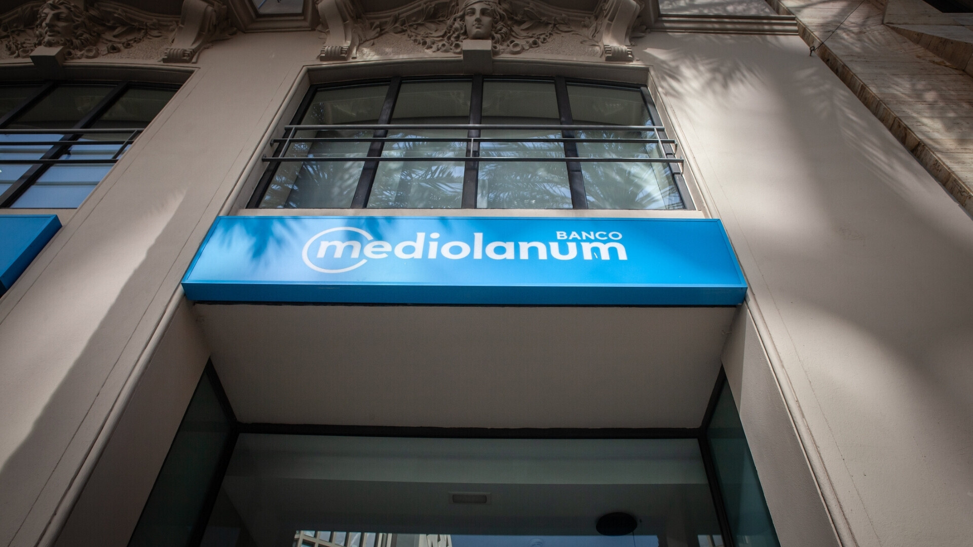 Valencia, 13 ottobre 2024. Insegna con il logo di Banco Mediolanum sul loro ufficio in città.