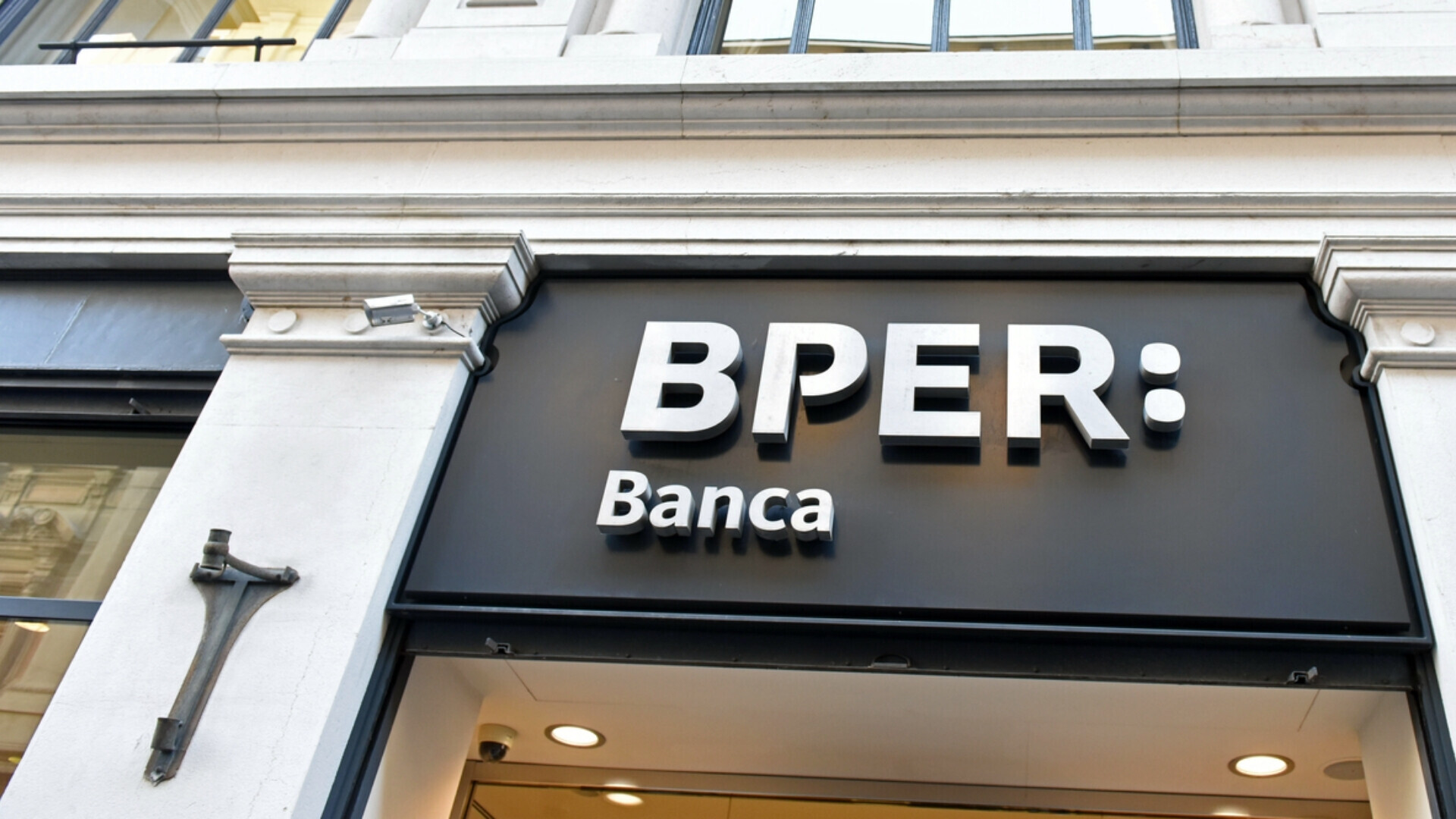 Insegna esterna di una filiale BPER Banca visibile sulla facciata.