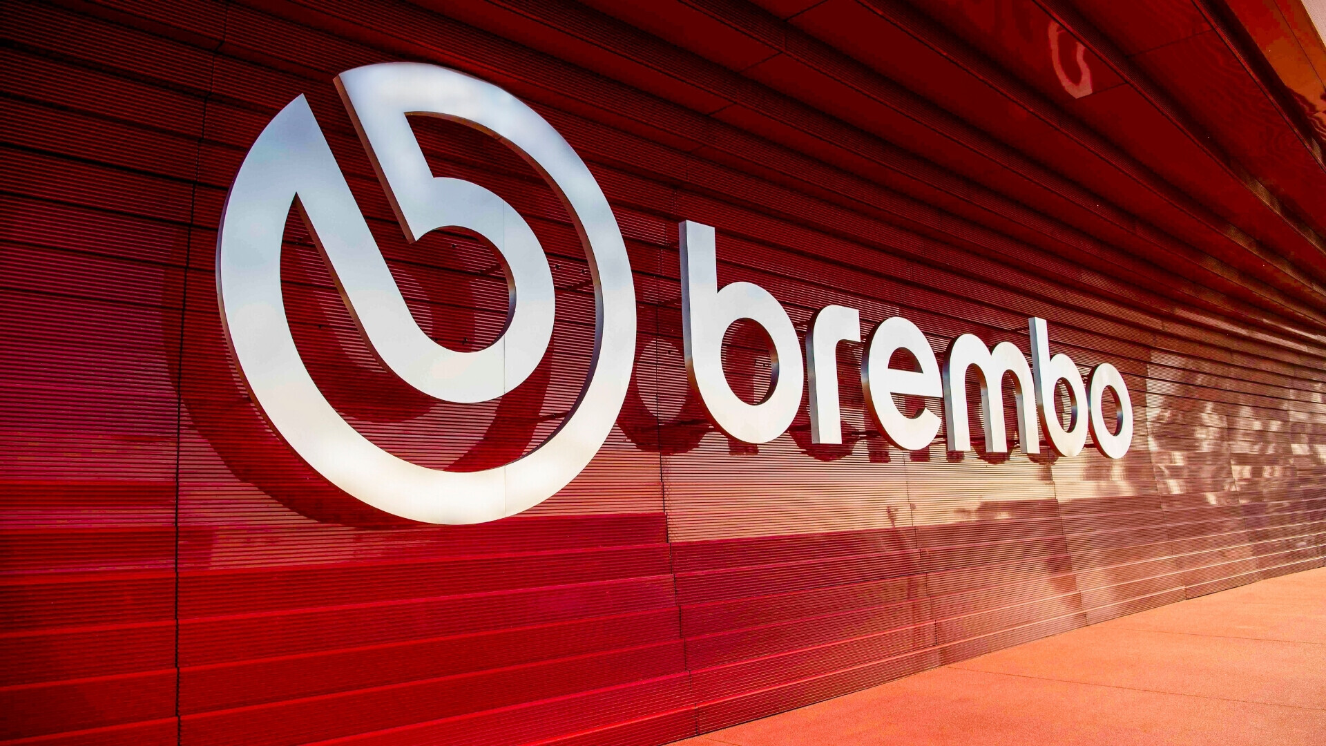 Logo bianco Brembo su sfondo rosso