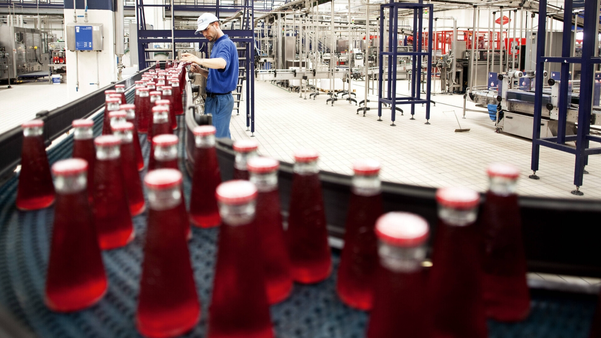 Personale Camapri al lavoro Gli operatori Campari impegnati nelle diverse fasi di produzione, tra attenzione ai dettagli e passione per la qualità che distingue ogni bottiglia.