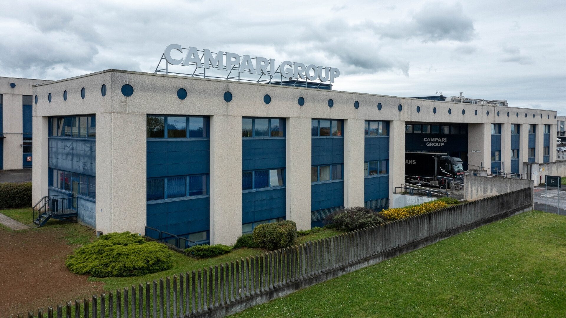 Veduta della moderna sede produttiva Campari, dove tradizione e innovazione si incontrano per dare vita a un’icona del gusto italiano.