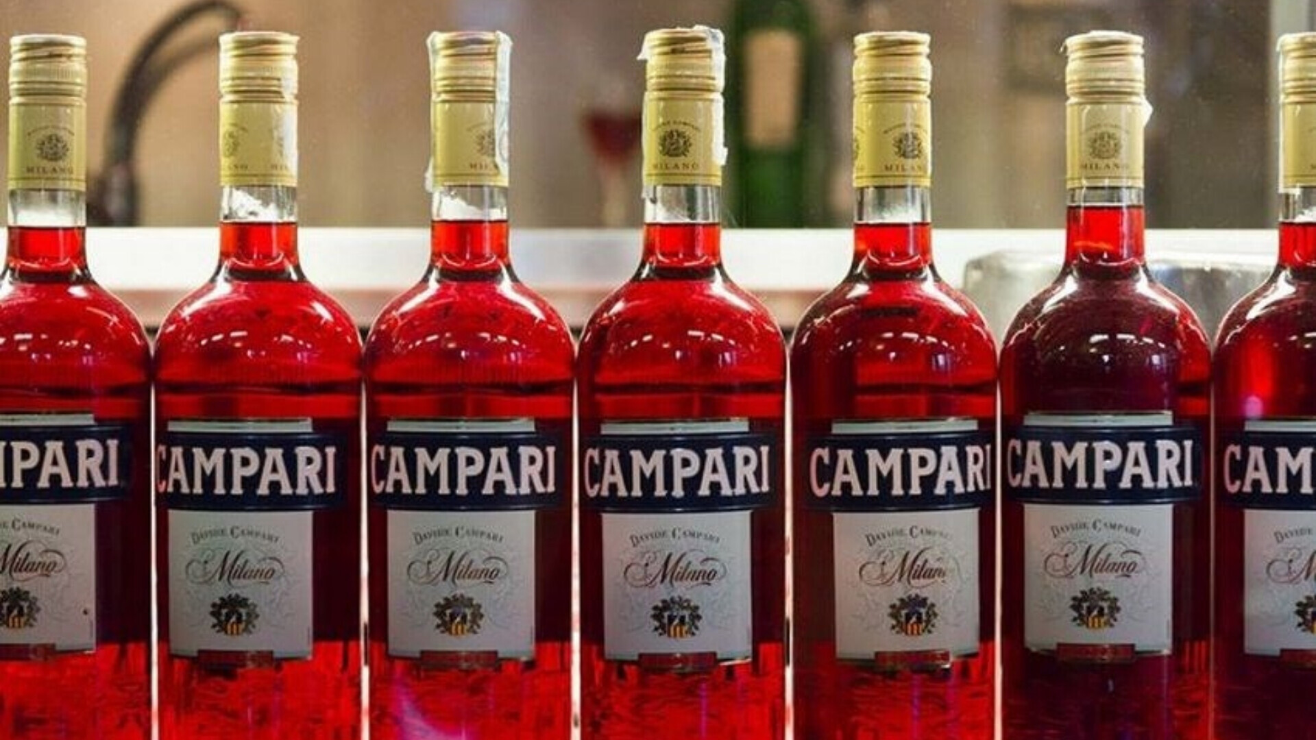 Raffinata composizione di bottiglie Campari, allineate a esaltare la forza visiva del loro colore vibrante.
