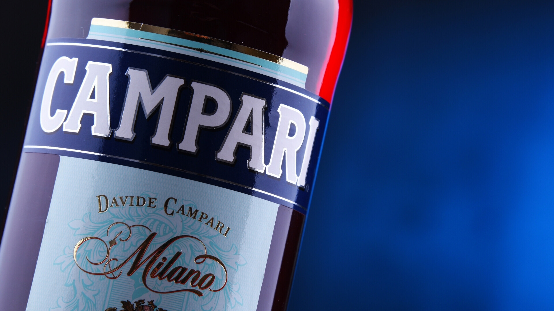 Particolare etichetta bottiglia Campari Dettaglio dell’etichetta Campari, dove tipografia e grafica raccontano l’eleganza senza tempo del marchio.
