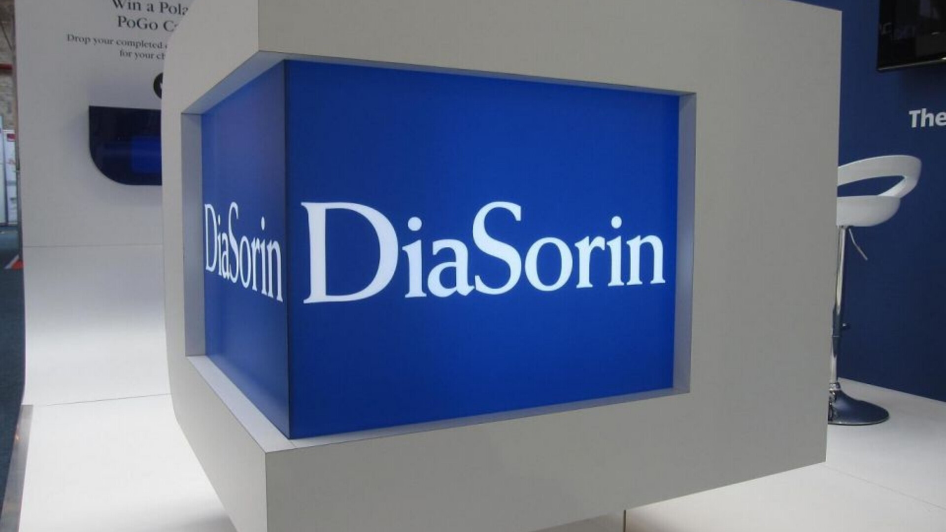 Punto informativo o operativo DiaSorin con insegna visibile.