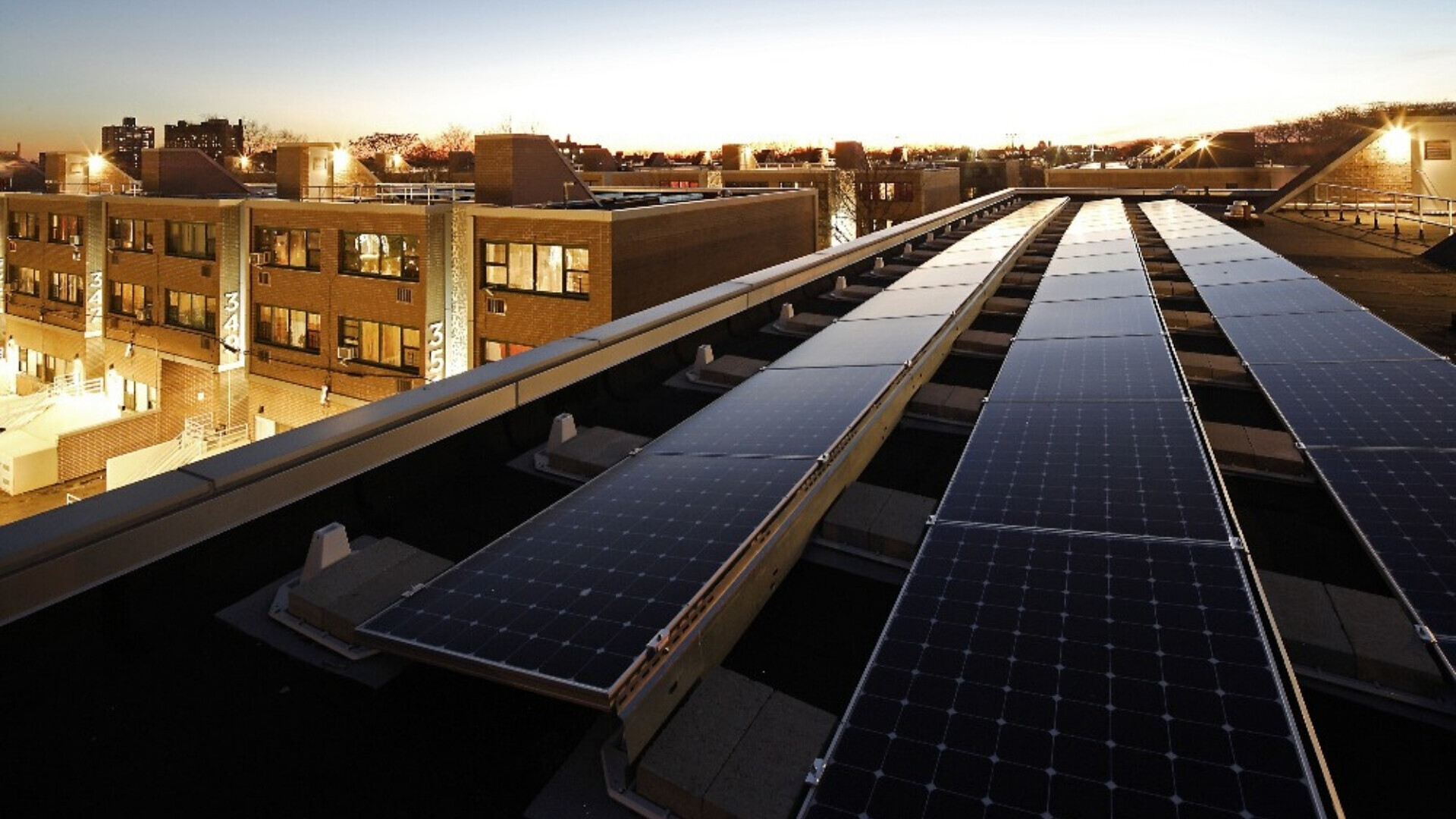 Pannelli solari posizionati sulla copertura di un edificio