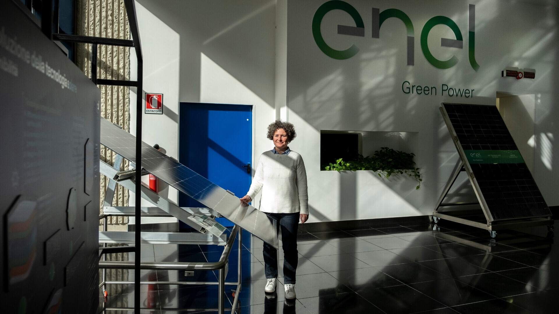 Lavoratrice enel Lavoratrice Enel mentre mostra il funzionamento di un pannello fotovoltaico