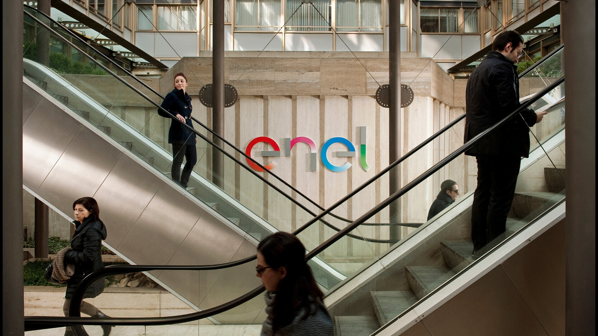 Vista di lavoratori presso la sede amministrativa di Enel